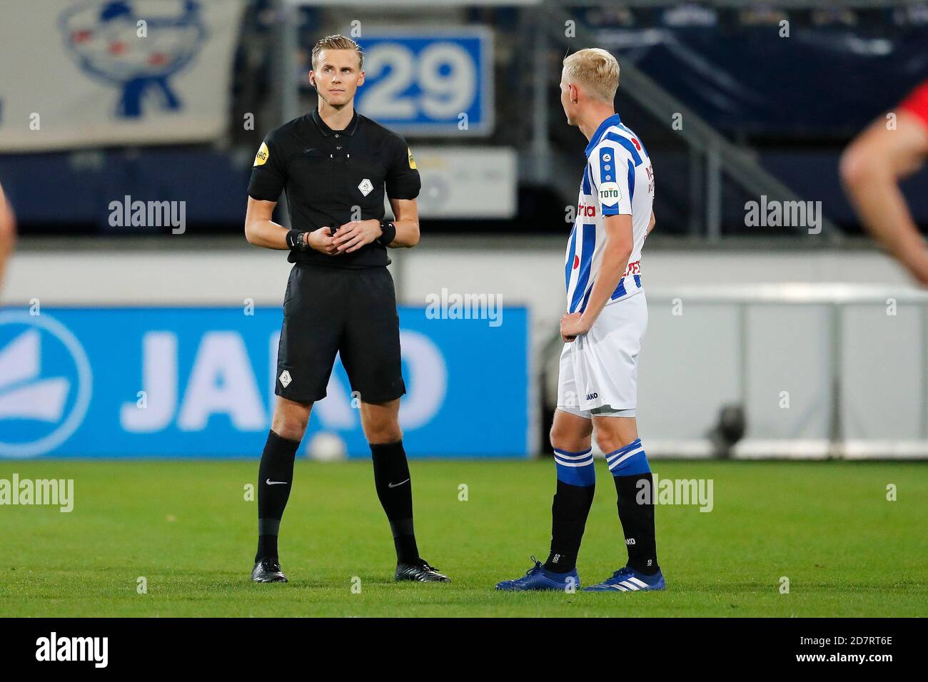 HEERENVEEN, 24-10-2020, Abe Lenstra Stadion, Fußball, Saison 2020 / 2021, Eredivisie, Schiedsrichter Sander van der Eijk während des Spiels SC Heerenveen - FC Emmen Stockfoto