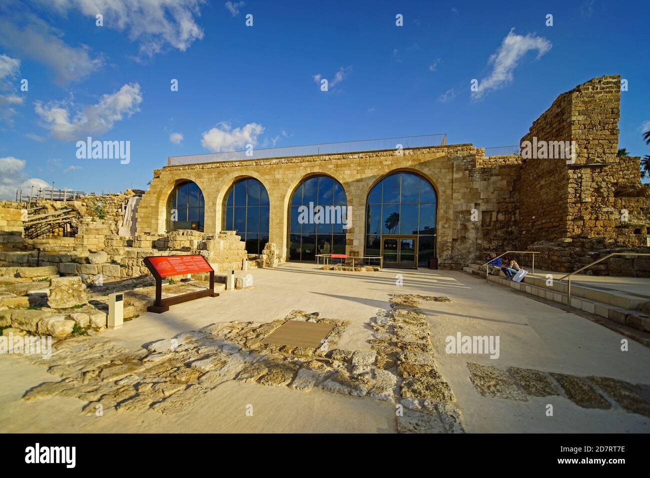 Israel, Caesarea Außenansicht des neuen Museumsgebäudes vor Ort Stockfoto