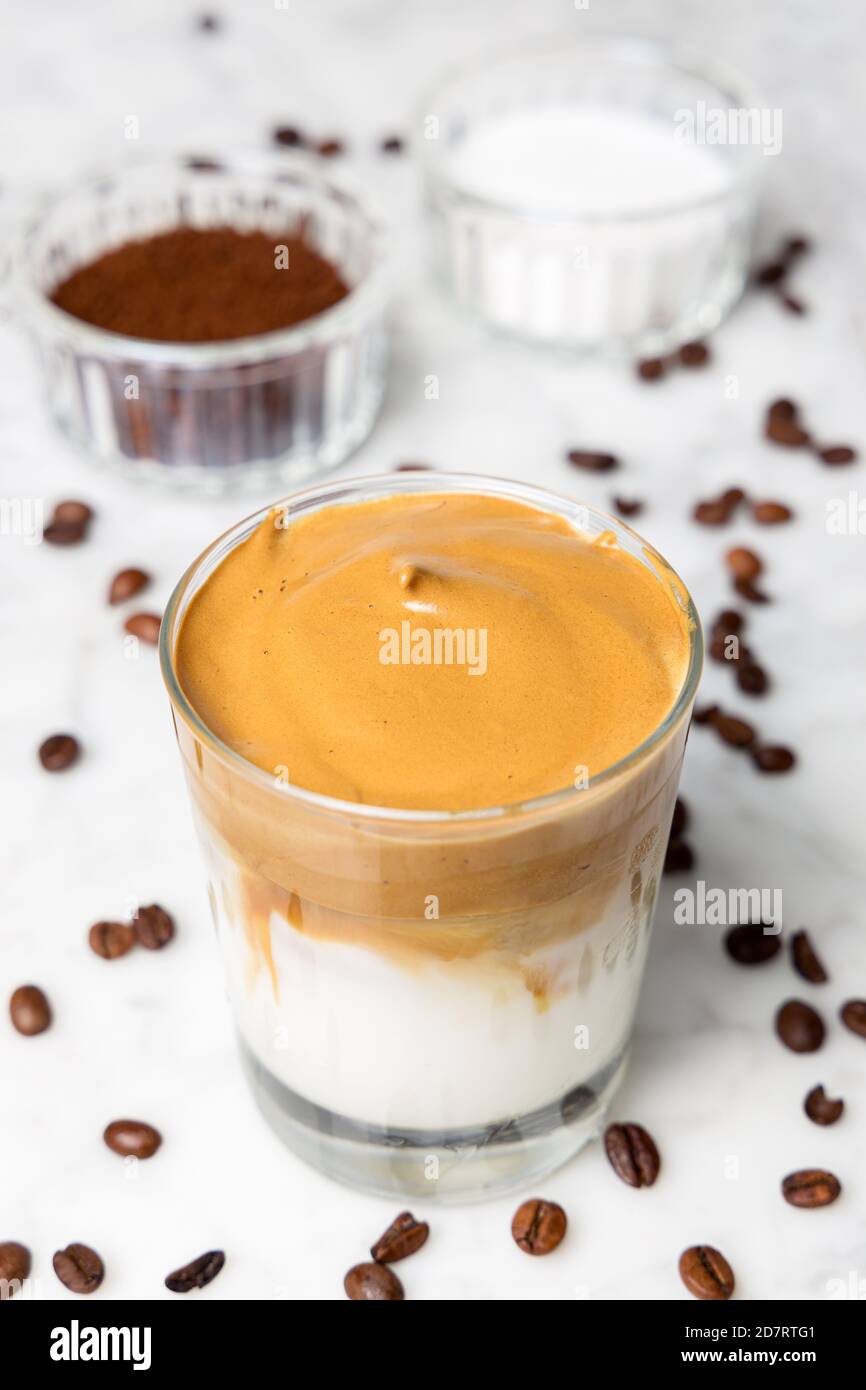 Iced Dalgona Kaffee, ein sehr beliebter Schlagkaffee während der Gefangenschaft des Covid19 Stockfoto