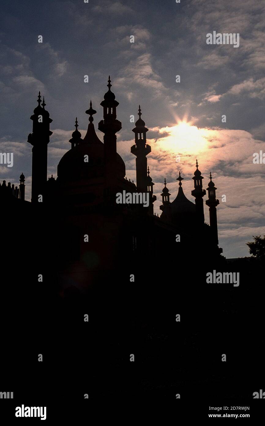 Der Royal Pavilion ist ein exotischer Palast im Zentrum von Brighton mit einer bunten Geschichte. Dieses historische Haus, das als Palast am Meer für König George IV erbaut wurde, verbindet Regency-Pracht mit dem visuellen Stil Indiens und Chinas. Auch bekannt als Brighton Pavilion. 20. Juli 1995. Foto: Neil Turner Stockfoto