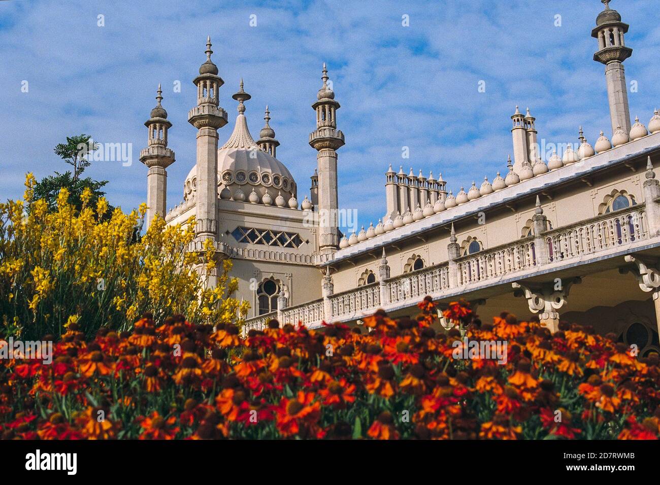 Der Royal Pavilion ist ein exotischer Palast im Zentrum von Brighton mit einer bunten Geschichte. Dieses historische Haus, das als Palast am Meer für König George IV erbaut wurde, verbindet Regency-Pracht mit dem visuellen Stil Indiens und Chinas. Auch bekannt als Brighton Pavilion. 20. Juli 1995. Foto: Neil Turner Stockfoto