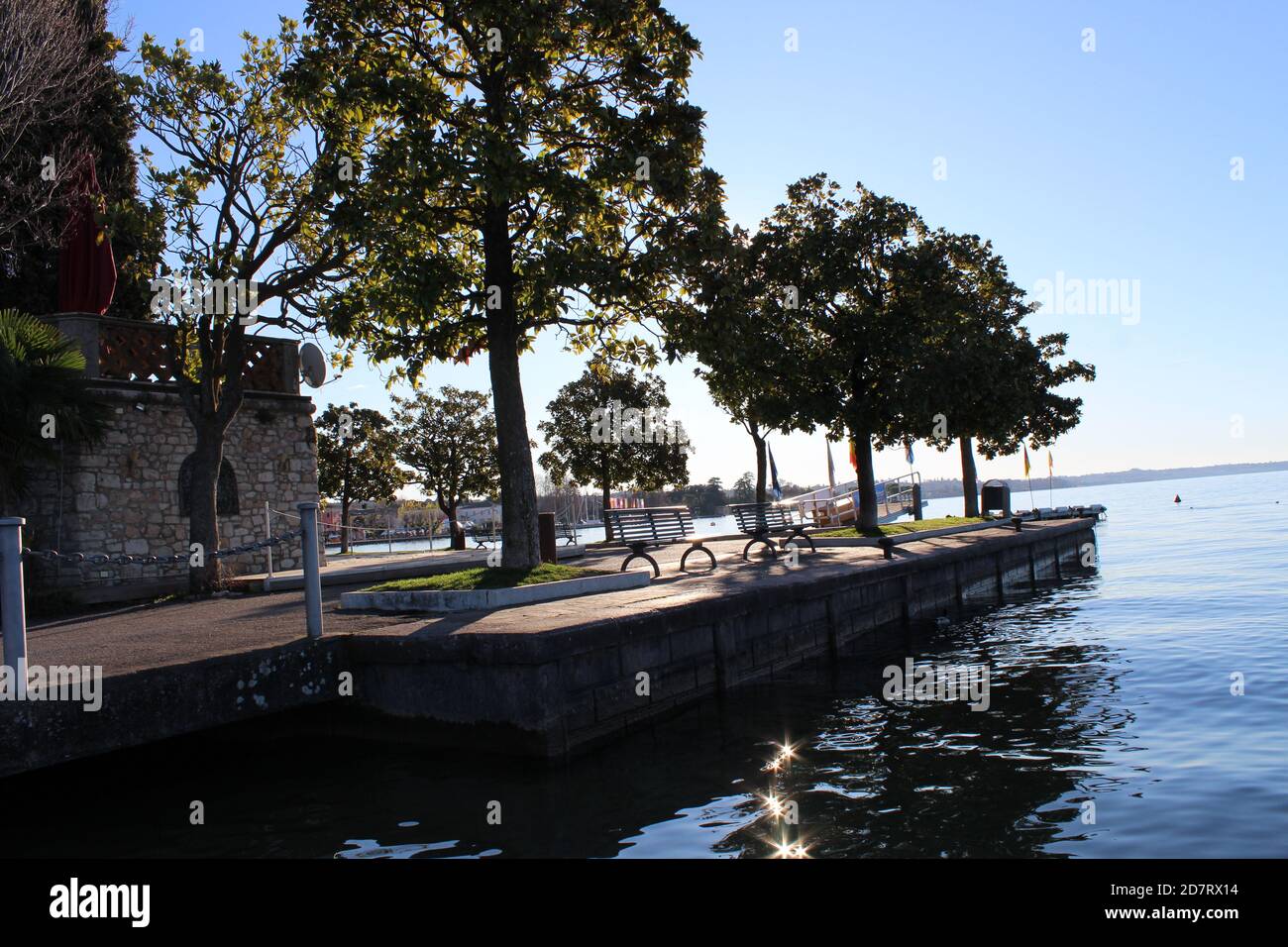 Schöne Aussicht auf den See des Gardasees beleuchtet An einem Wintertag an der Sonne Stockfoto