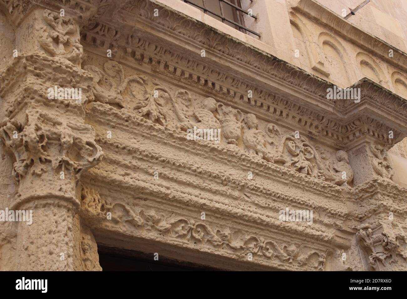Steinschnitzereien eines alten Gebäudes Stockfoto