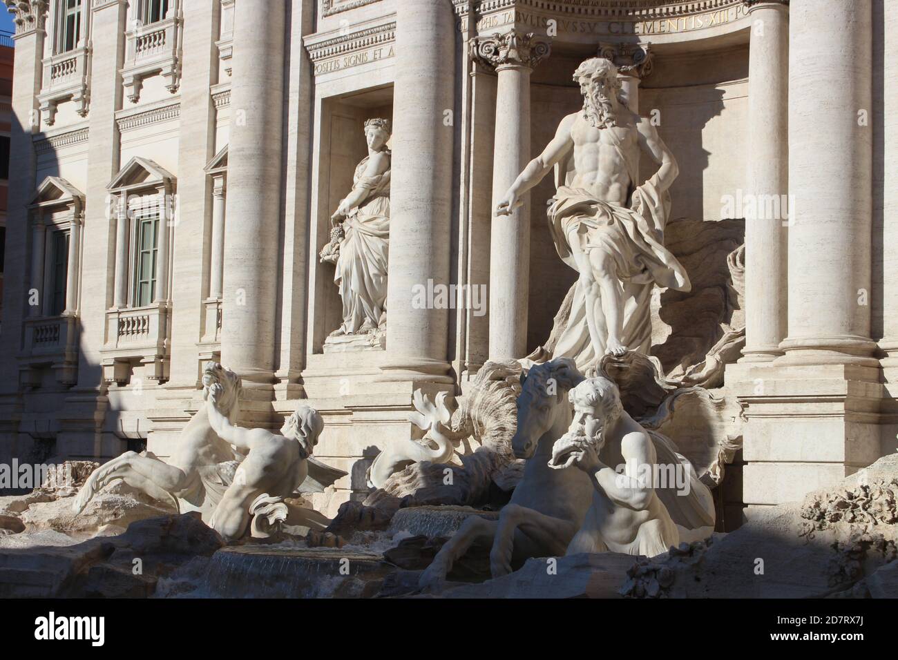 Blick auf die Statuen des Trevi-Brunnens Stockfoto