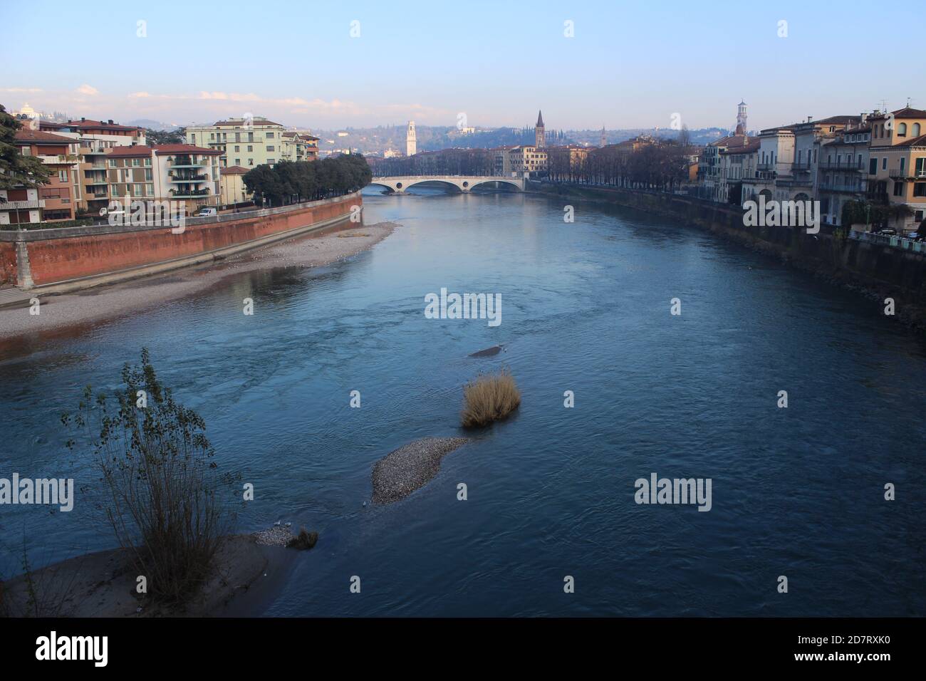 Blick auf den Fluss Etsch, der durch eine alte Stadt führt Winter Stockfoto