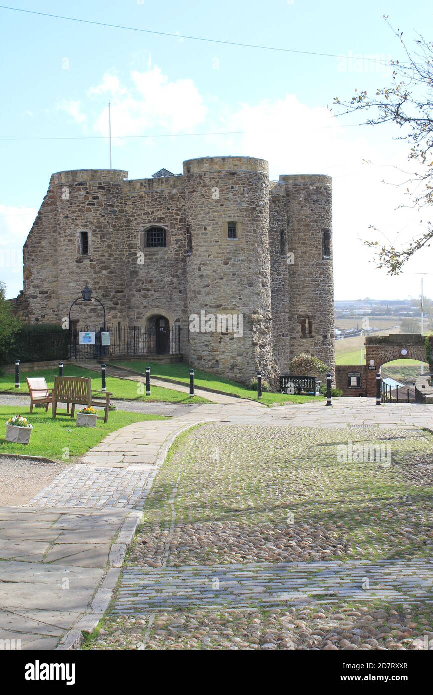 RYE, EAST SUSSEX, Großbritannien - 10/20/2020: Der Ypern Tower aus dem 14. Jahrhundert, der Teil der Verteidigung von Rye mit Kanonen war, ist heute das Rye Castle Museum mit Ausstellungsstücken Stockfoto