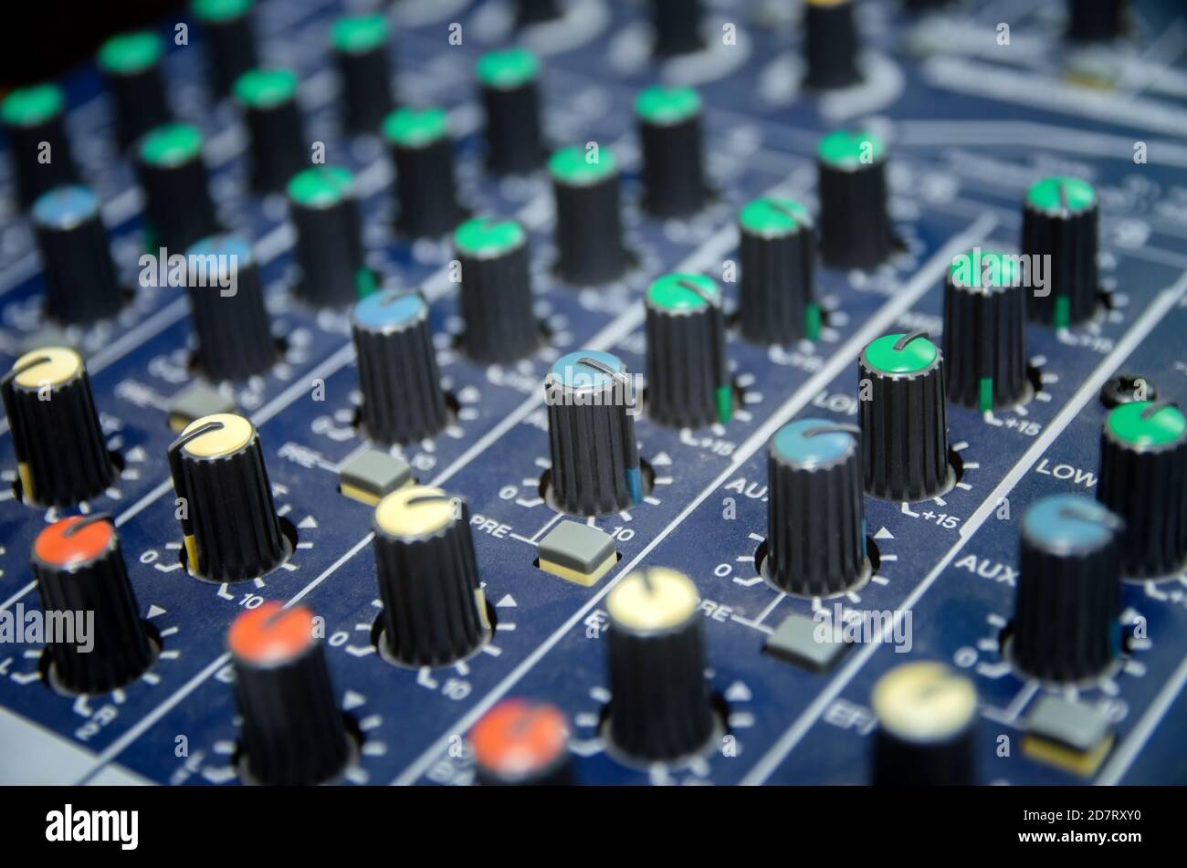 Audio-Mischpult und professionelle Sound-Mixing. Audiomixer-Bedienfeld mit Tasten und Schiebereglern. Mischpult für Musiker DJ. Stockfoto
