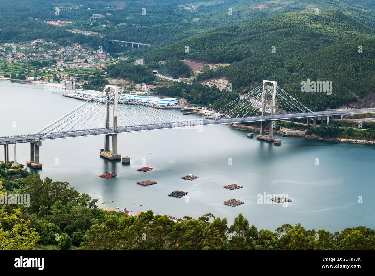 Luftaufnahme der kürzlich erweiterten Rande-Brücke über die Ria Vigo. Langzeitbelichtung. Stockfoto