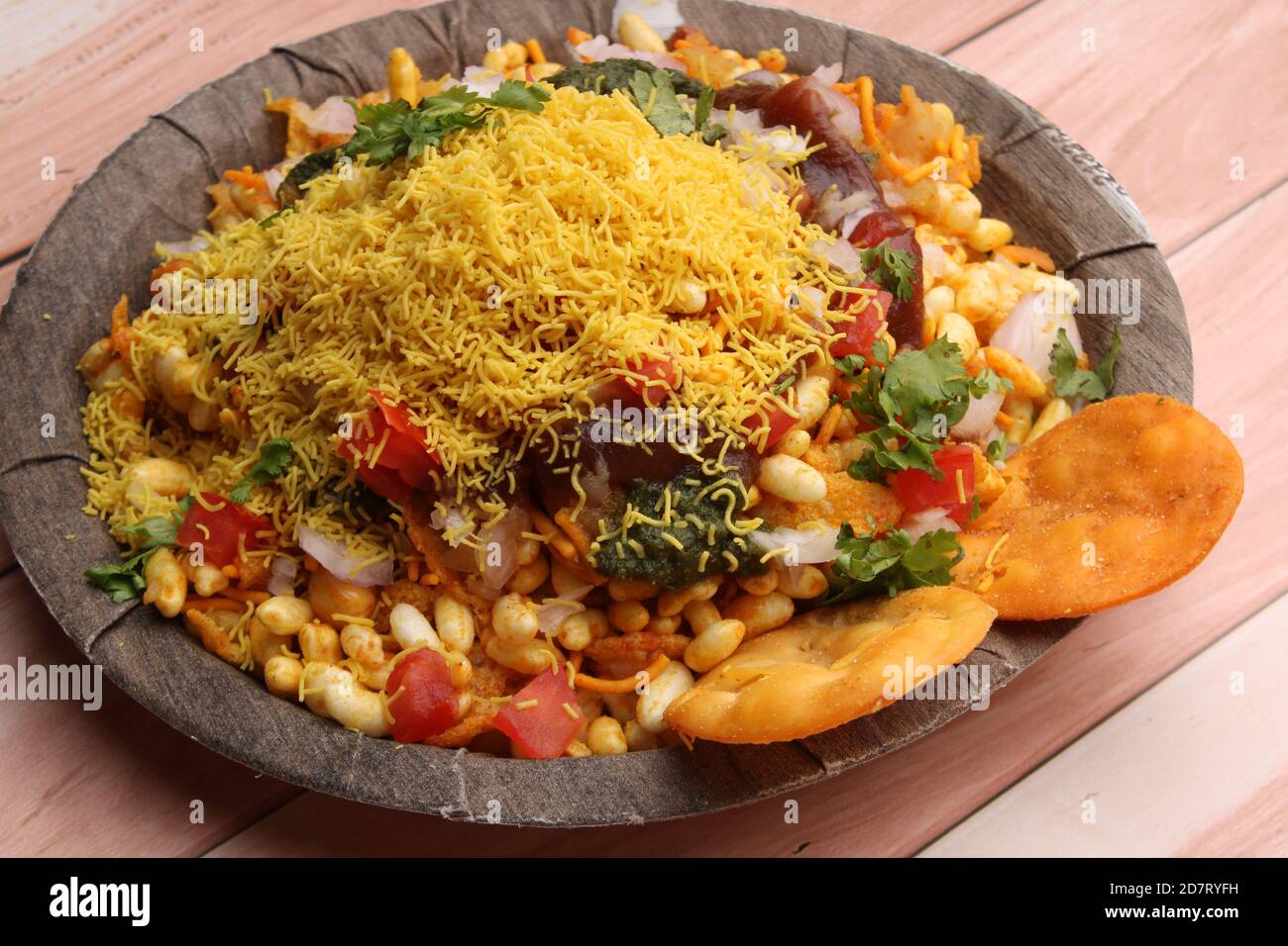 Bhelpuri Chaat/Chat ist ein Road Side leckeres Essen aus Indien, serviert auf einem Teller. Stockfoto