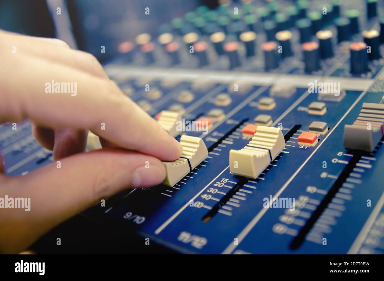 Audio-Mischpult und professionelle Sound-Mixing. Audiomixer-Bedienfeld mit Tasten und Schiebereglern. Mischpult für Musiker DJ. Stockfoto