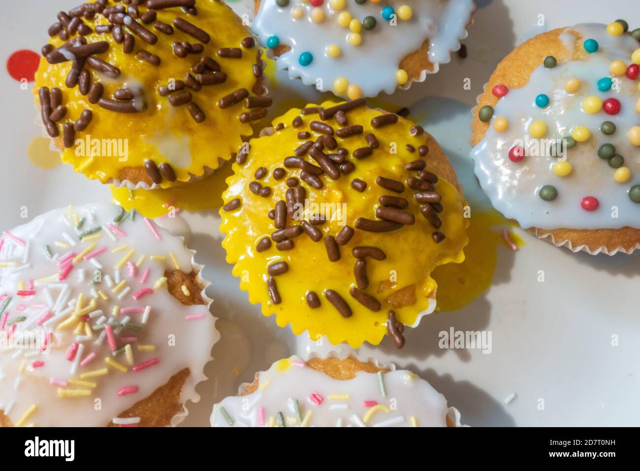 Nahaufnahme Blick auf hausgemachte Cupcakes mit Zucker Zuckerguss und Hunderte und Tausende dekoriert. Stockfoto