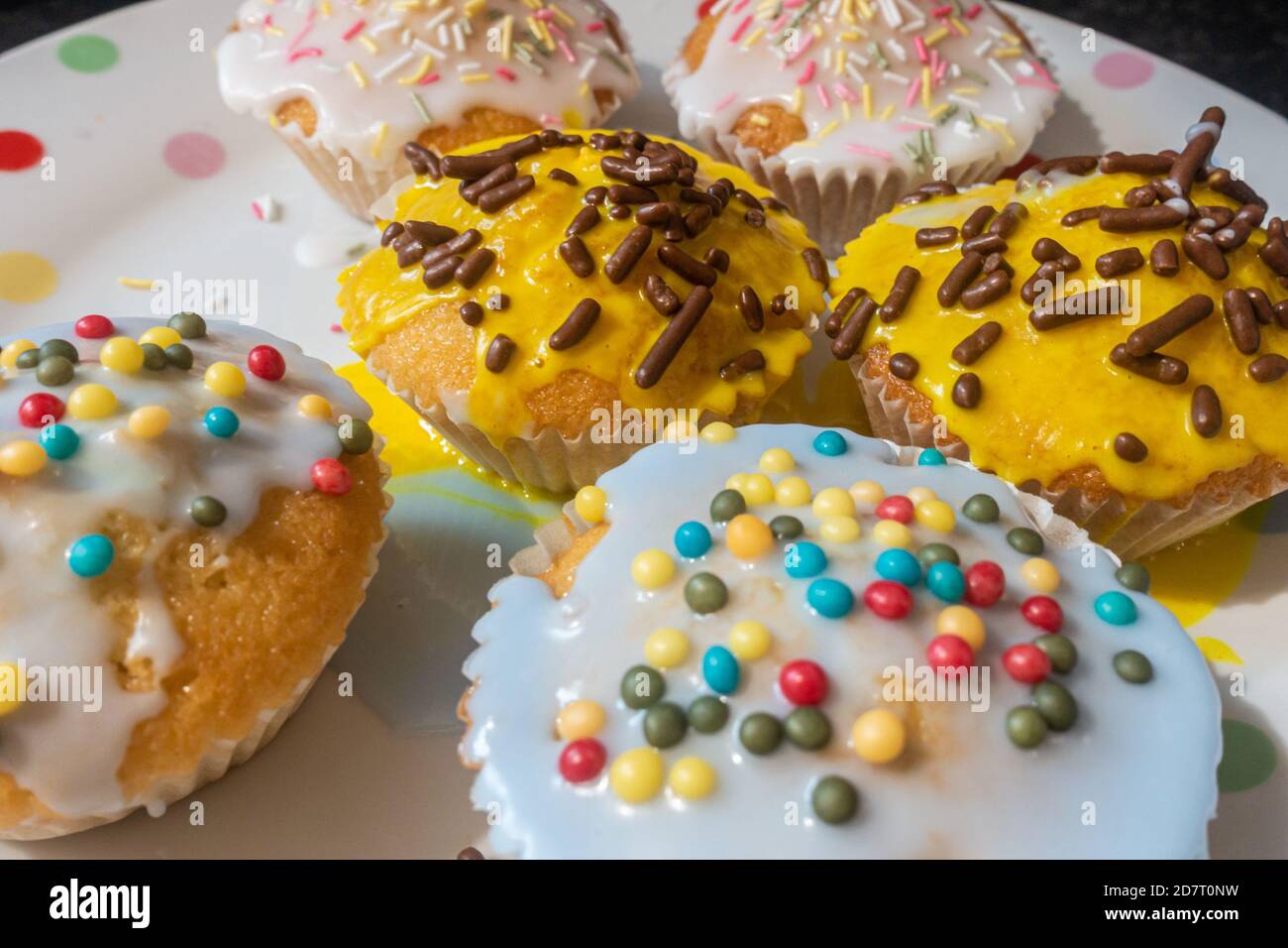 Nahaufnahme Blick auf hausgemachte Cupcakes mit Zucker Zuckerguss und Hunderte und Tausende dekoriert. Stockfoto