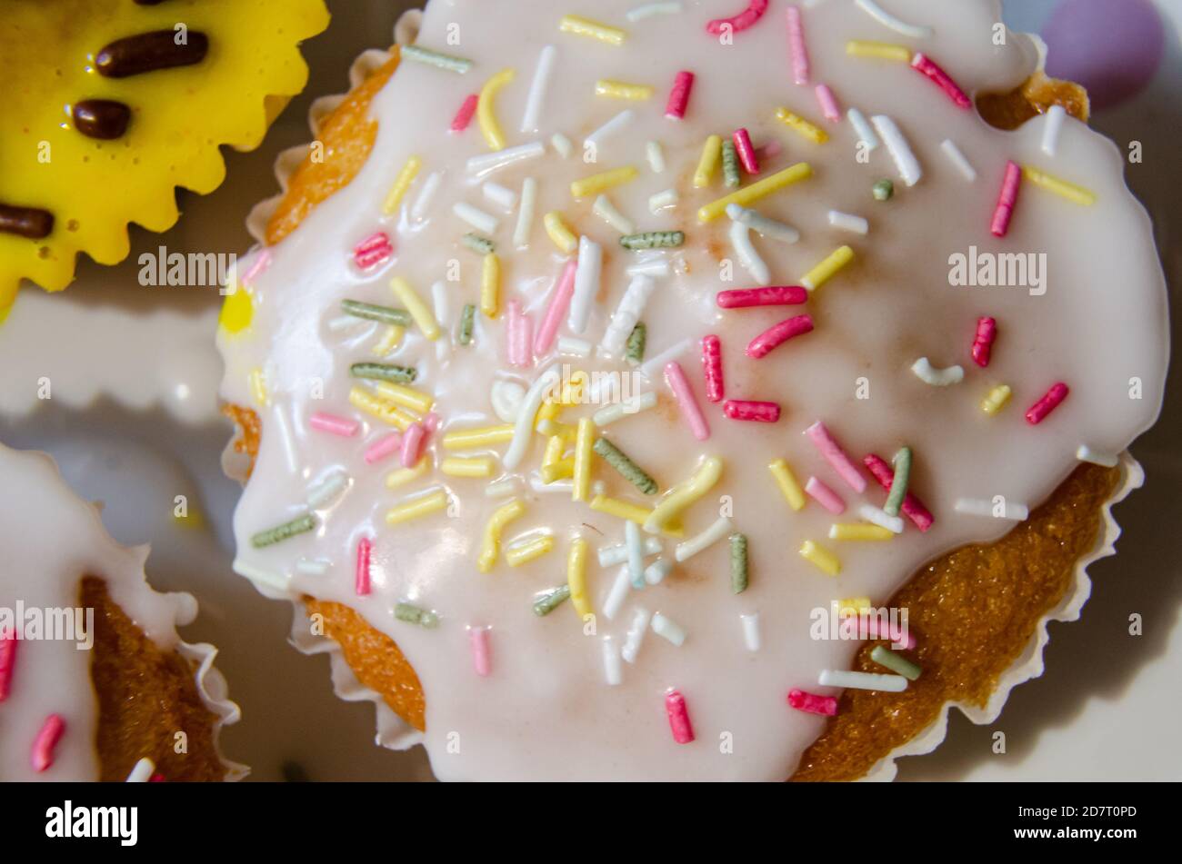 Nahaufnahme Blick auf hausgemachte Cupcakes mit Zucker Zuckerguss und Hunderte und Tausende dekoriert. Stockfoto