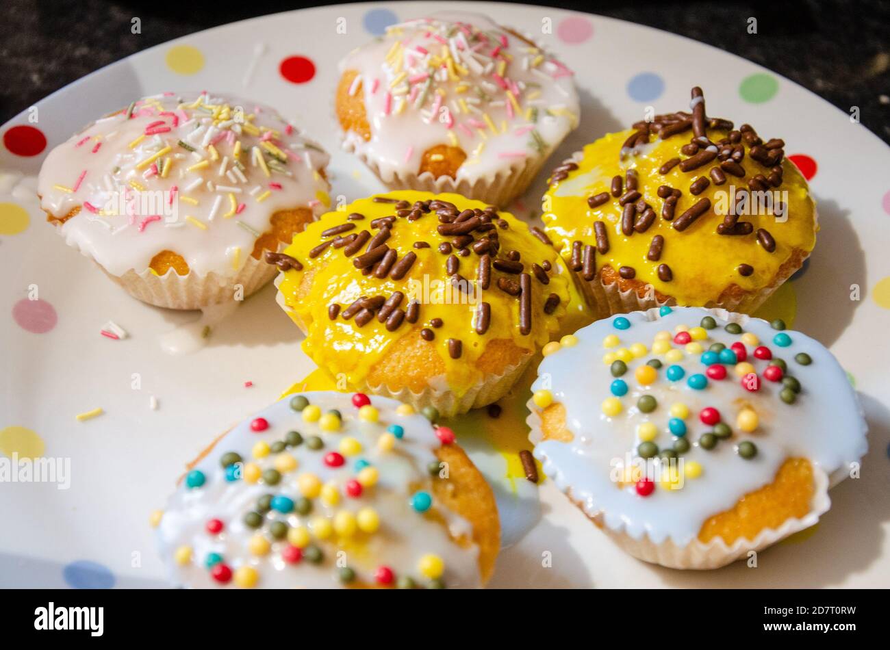 Nahaufnahme Blick auf hausgemachte Cupcakes mit Zucker Zuckerguss und Hunderte und Tausende dekoriert. Stockfoto