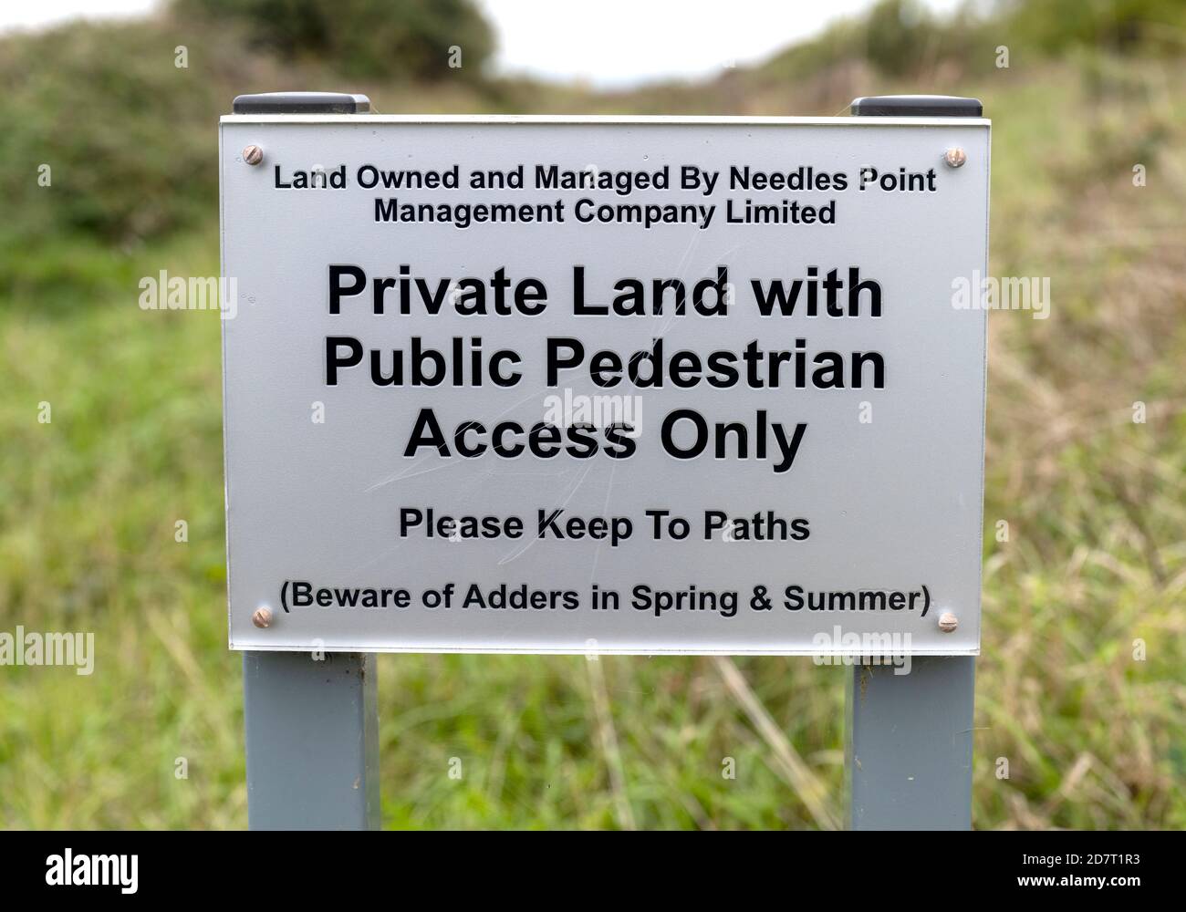 Warnschild - Vorsicht vor Adders - an der Klippe bei Milford-om-Sea, Hampshire, England, Großbritannien Stockfoto