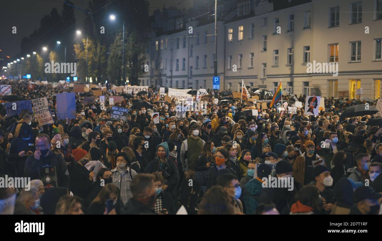 Warschau, Polen 23.10.2020 - Protest gegen die Abtreibungsgesetze Polens. Menschenmenge, die für die Rechte der Frauen kämpft. Hochwertige Fotos Stockfoto