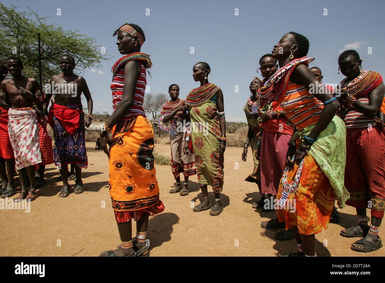 Mitglieder des Stammes der Samburu in einem traditionellen Tanz, Kenia. Die Samburu sind ein nilotisches Volk aus Nord-Zentral-Kenia. Samburu sind semi-nomadische Pastoral Stockfoto
