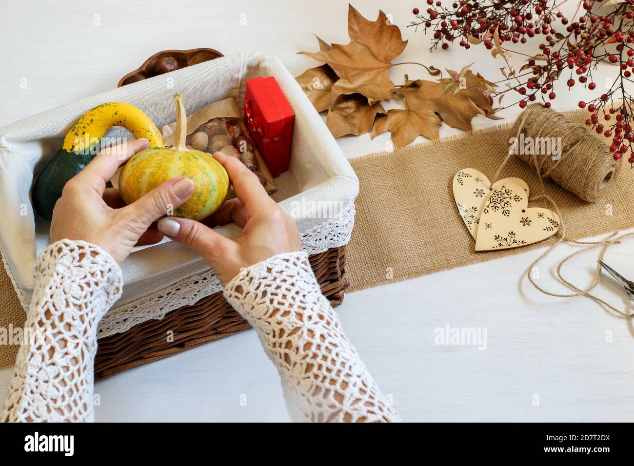 Weibliche Hände Verpackung Halloween präsentiert dekorative Kürbisse und  Nüsse in Handwerk Geschenkbox. Ethische Shopping-Ideen, umweltfreundliche  und DIY-Konzept Stockfotografie - Alamy