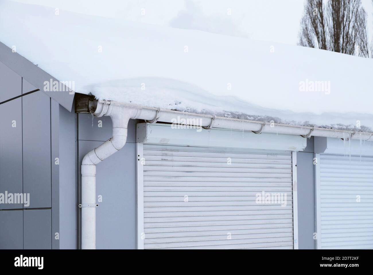 Regenrinnenabflusssystem auf dem Dach bei Schnee Stockfoto