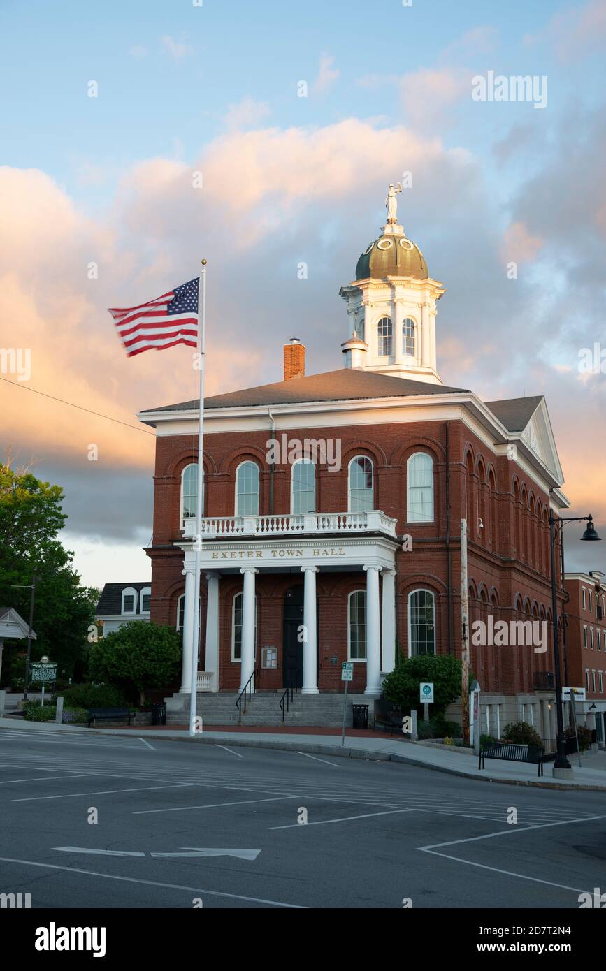 Rathaus von Exeter mit der amerikanischen Flagge, die bei Sonnenaufgang winkt; Ort der Rede von Abraham Lincoln 1860 Stockfoto