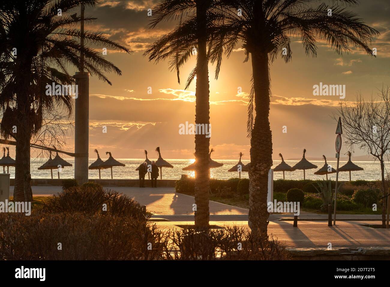SPANIEN, BALEAREN, MALLORCA, dramatische Sonnenuntergang während eines Wintertages am Strand von Playa de Palma Stockfoto