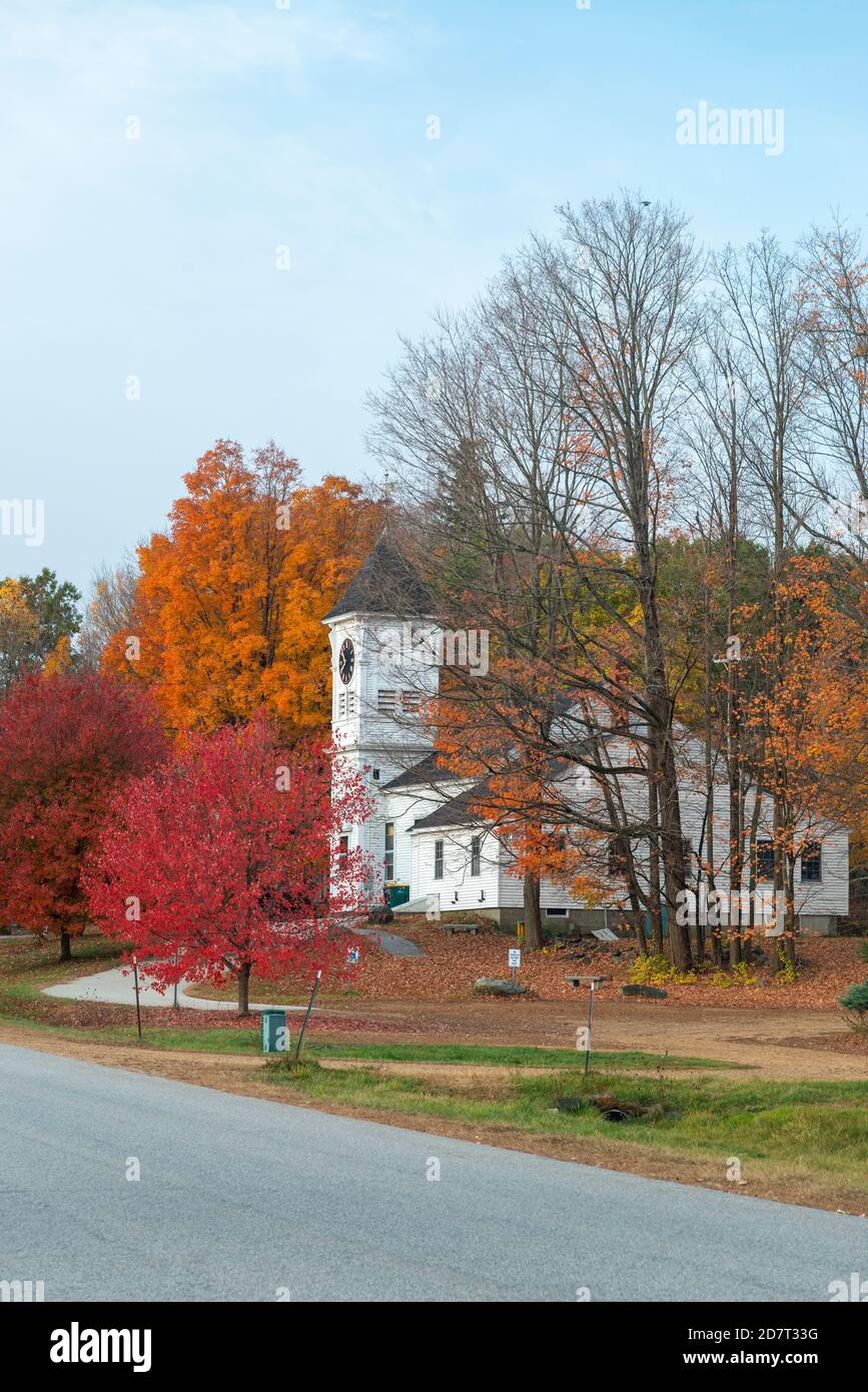 Schöne Herbstszene der kleinen Stadt New Hampshire mit bunten Bäume und methodistische Kirche im Hintergrund Stockfoto