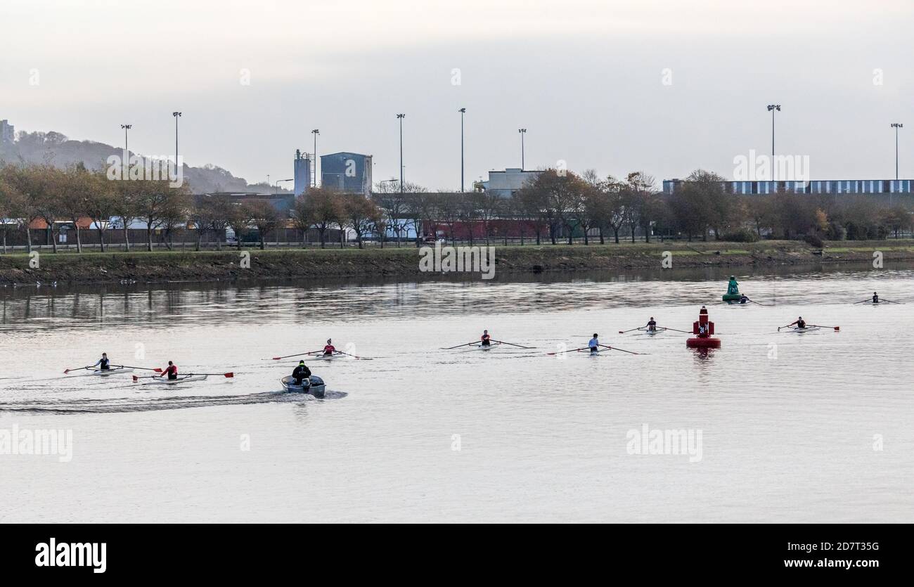 Cork City, Cork, Irland. Oktober 2020. Single-Skullers vom Lee Rowing Club am Fluss am Oktober-Feiertagswochenende in Cork City, Irland. - Credit; David Creedon / Alamy Live News Stockfoto