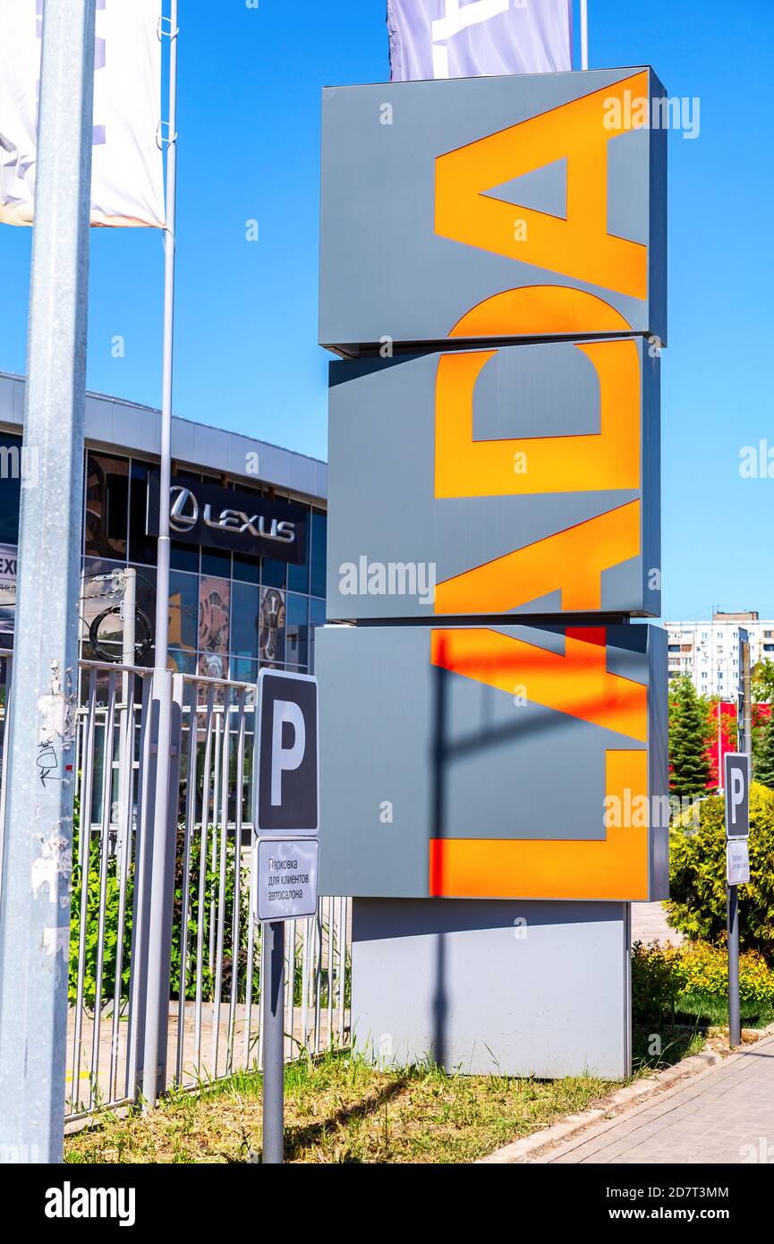 Samara, Russland - 29. Mai 2020: Händlerschild des offiziellen Händlers Lada im Sommertag. Lada ist ein russischer Automobilhersteller Stockfoto