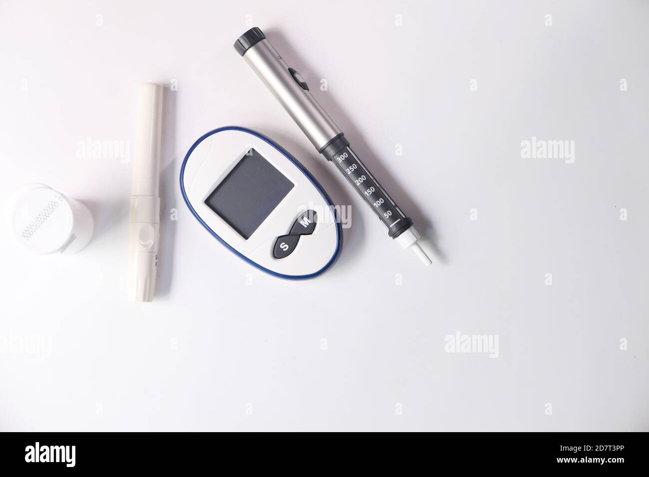 Werkzeuge zur Messung von Diabetes und Insulinstift auf dem Tisch Stockfoto