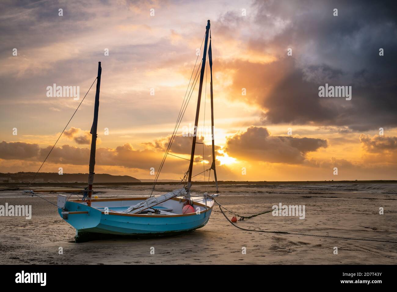 Nach einem Tag voller Sonnenschein und Duschen im Südwesten weht bei Sonnenuntergang eine frische Brise über die Mündung des Gray Sands, während ein farbenfroher Sonnenuntergang den ausklingen lässt Stockfoto