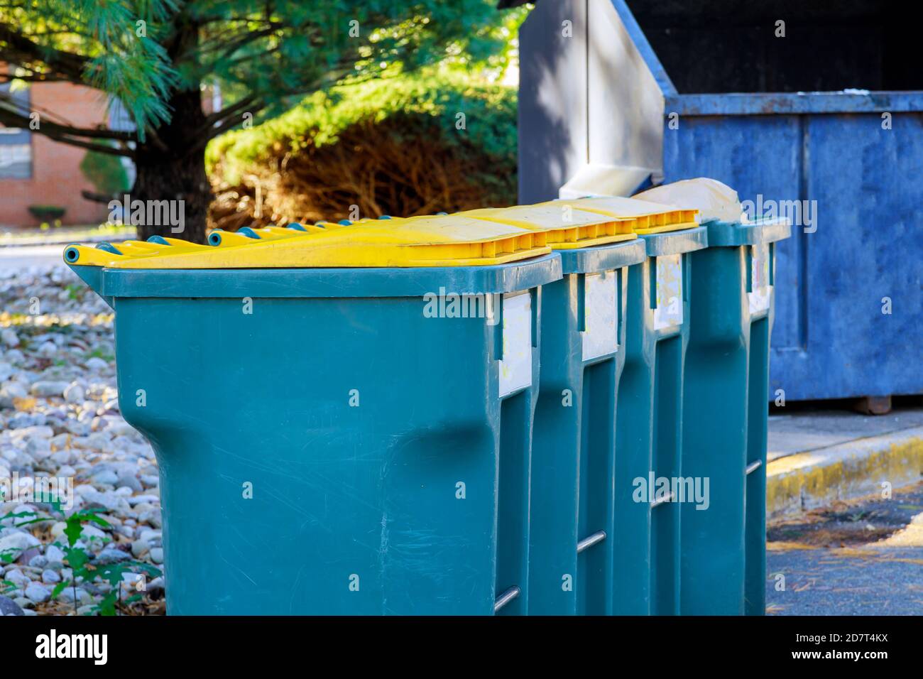 Kommunale Abfallliquidation umweltfreundliche Müllcontainer in der Nähe von Wohngebäude in Bezirk Mülltonnen zu trennen recyceln. Stockfoto