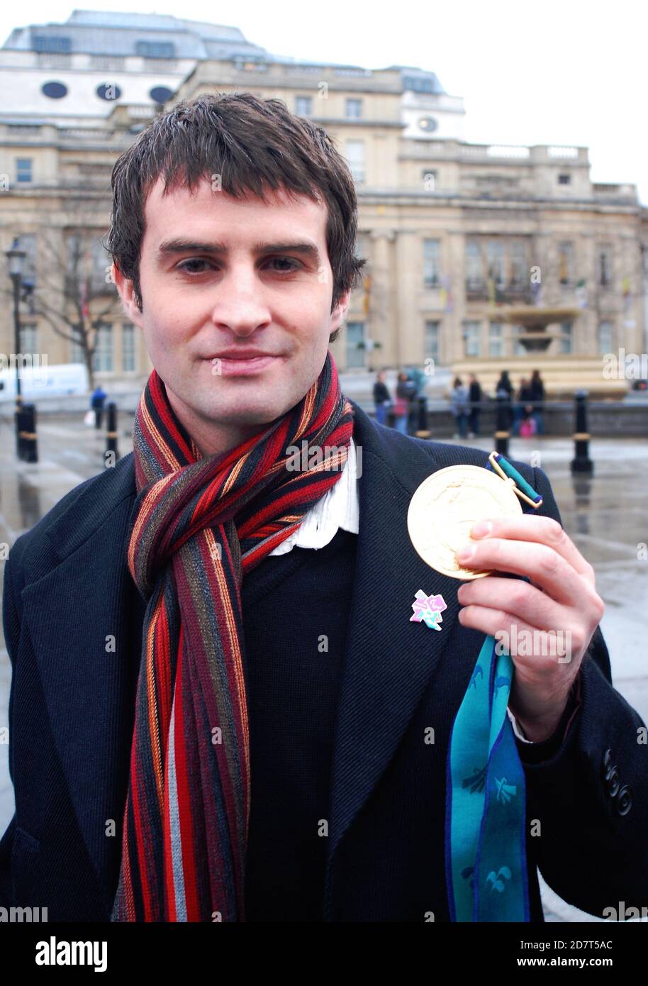 Giles Long MBE, Olympiasieger, LEXI-Erfinder, Schwimmer Public Speaker, Presenter, hält seine olympische Goldmedaille von den Paralympics 2000 in Sydney Stockfoto