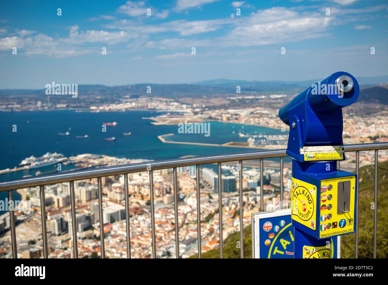 Gibraltar, Großbritannien, 1. Oktober 2018:- Blick von Gibraltar von der Spitze des Felsens mit einem Teleskop. Gibraltar ist ein britischer Überseeterrito Stockfoto