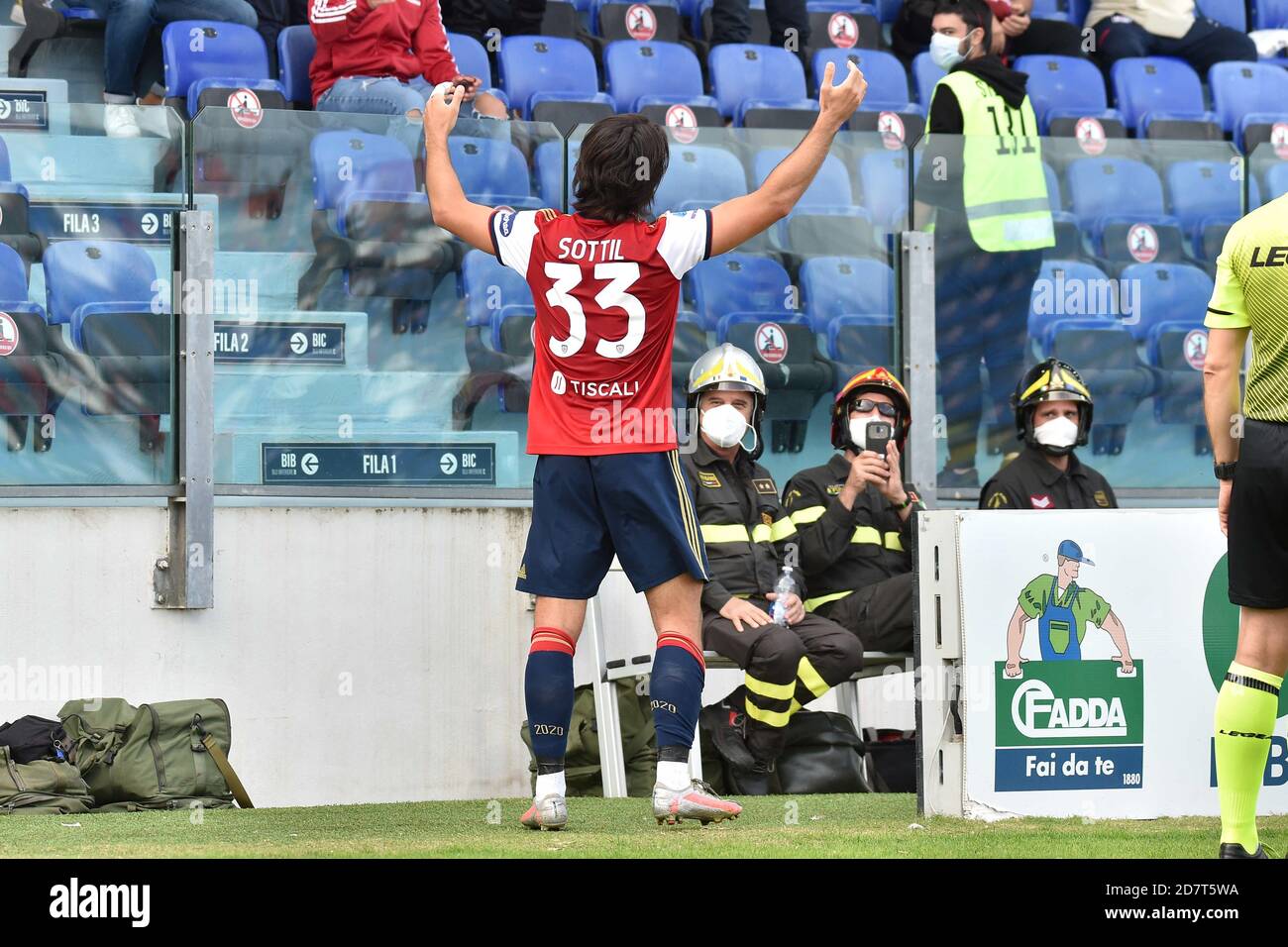 Sardegna Arena, cagliari, Italien, 25 Oct 2020, Riccardo Sottil von Cagliari Calcio, Esultanza, Feier nach dem Tor während Cagliari Calcio gegen FC Crotone, Italienische Fußball Serie A Spiel - Credit: LM/Luigi Canu/Alamy Live News Stockfoto