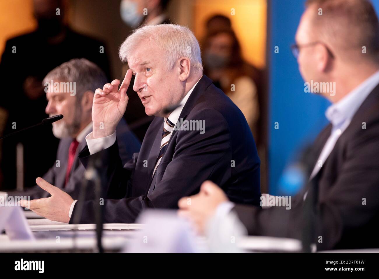 Potsdam, Deutschland. Oktober 2020. Horst Seehofer (CSU, M), Bundesminister für Inneres, Bau und Heimat, spricht neben Ulrich Mädge (SPD, l), Oberbürgermeister der Stadt Lüneburg und Präsident des Verbandes der lokalen Arbeitgeberverbände (VKA), Und Frank Werneke (r), Vorsitzender von Verdi, auf einer Pressekonferenz, um die Vereinbarung in den Tarifverhandlungen für den öffentlichen Dienst der Bundesregierung und der Kommunen bekannt zu geben. Quelle: Christoph Soeder/dpa/Alamy Live News Stockfoto