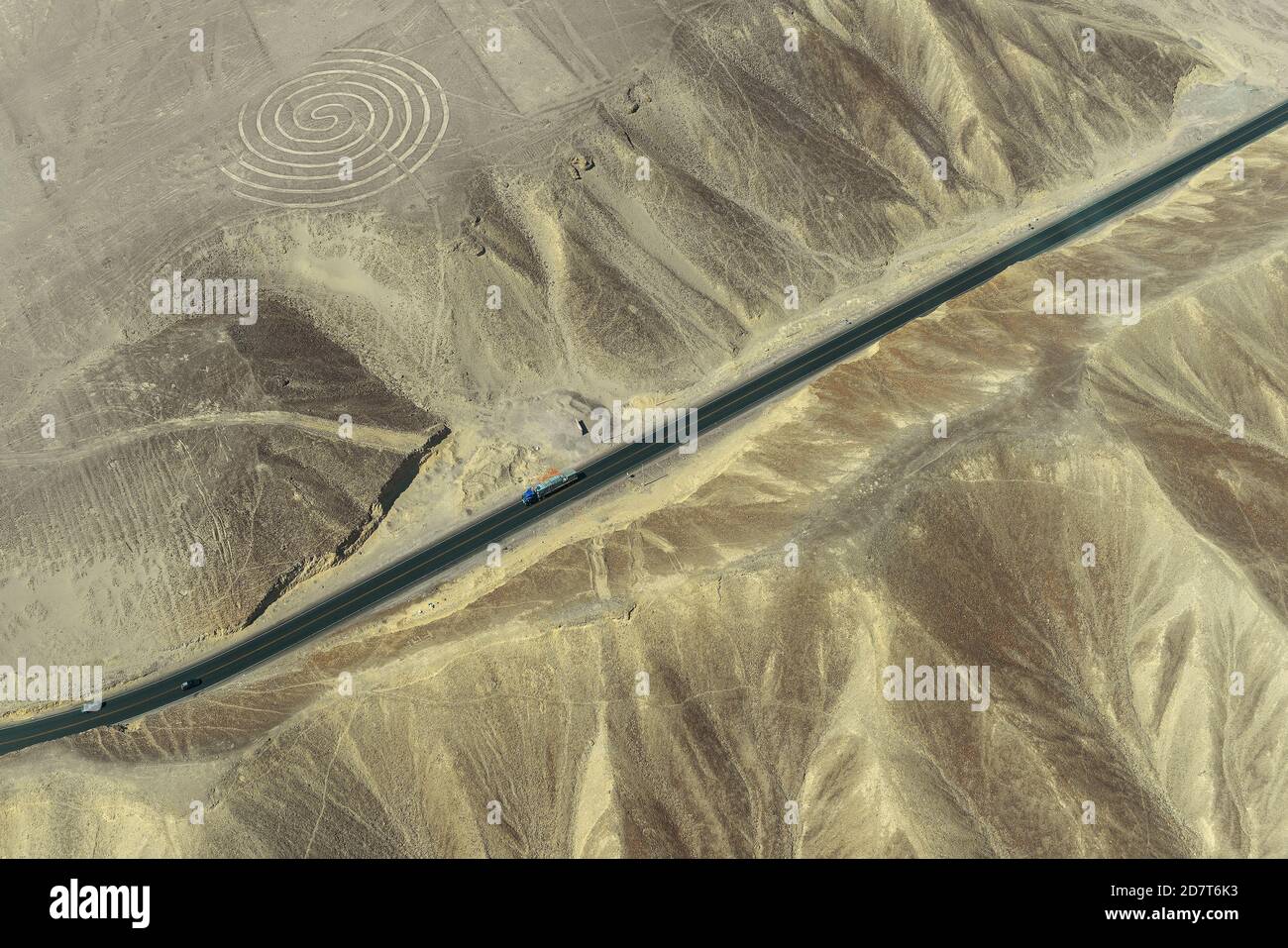 Luftaufnahme der spiralförmigen Geoglyphen-Zeichnung in der peruanischen Wüste, bekannt als die geheimnisvollen Nazca-Linien mit Panamerican Highway in der Nähe von Nazca Stadt, Peru. Stockfoto