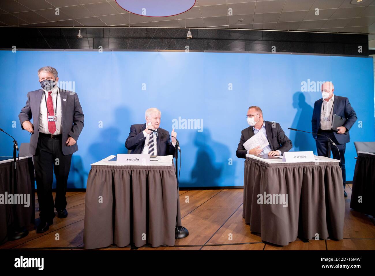 Potsdam, Deutschland. Oktober 2020. Ulrich Mädge (SPD, l-r), Oberbürgermeister der Stadt Lüneburg und Präsident des Verbandes kommunaler Arbeitgeberverbände (VKA), Horst Seehofer (CSU), Bundesminister des Innern, für Bau- und Heimatangelegenheiten, Frank Werneke, Verdi-Vorsitzender, Und Ulrich Silberbach, Bundesvorsitzender des dbb, spricht oder tritt am Ende einer Pressekonferenz ein, um die Vereinbarung in den Tarifverhandlungen für den öffentlichen Dienst von Bund und Kommunen bekannt zu geben. Quelle: Christoph Soeder/dpa/Alamy Live News Stockfoto