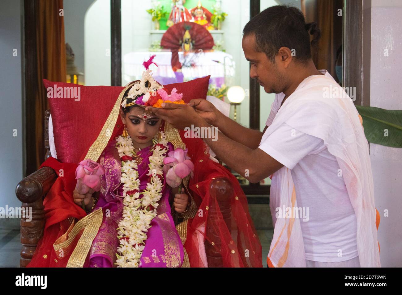 Kumari Puja oder Tochter Anbetung wird am neunten Tag (Navami) von Durga Puja durchgeführt. Es ist Ritual, in dem kleines Mädchen als Inkarnation von Shakti (Göttin Durga) verehrt wird. Es ist eine der besonderen Attraktionen von Durga Puja und sie feiern diesen Glauben als feierliche Verehrung junger Mädchen als Göttliche Mutter. Die in Safran gekleideten Mönche führen dieses Ritual durch, bei dem das Mädchen im ganga-Wasser gebadet und mit rotem und gelbem Saree gekleidet und mit Schmuck geschmückt wird. (Foto von Ribhu Chatterjee/Pacific Press) Stockfoto