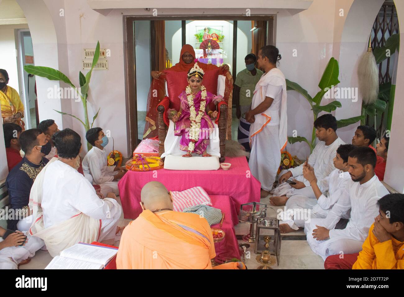 Kalyani, Indien. Okt. 2020. Kumari Puja oder Tochter Anbetung wird am neunten Tag (Navami) von Durga Puja durchgeführt. Es ist Ritual, in dem kleines Mädchen als Inkarnation von Shakti (Göttin Durga) verehrt wird. Es ist eine der besonderen Attraktionen von Durga Puja und sie feiern diesen Glauben als feierliche Verehrung junger Mädchen als Göttliche Mutter. Die in Safran gekleideten Mönche führen dieses Ritual durch, bei dem das Mädchen im ganga-Wasser gebadet und mit rotem und gelbem Saree gekleidet und mit Schmuck geschmückt wird. (Foto: Ribhu Chatterjee/Pacific Press) Quelle: Pacific Press Media Production Corp./Alamy Live News Stockfoto