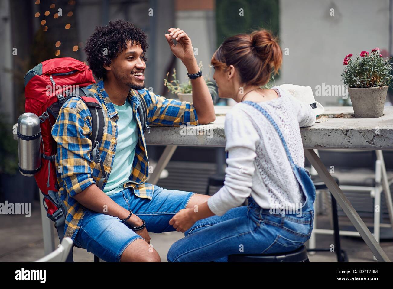 Freunde unterhalten sich bei schönem Wetter im Hinterhof der Bar. Qualität Freundschaft Zeit zusammen. Reise-, Tourismus- und Personenkonzept Stockfoto