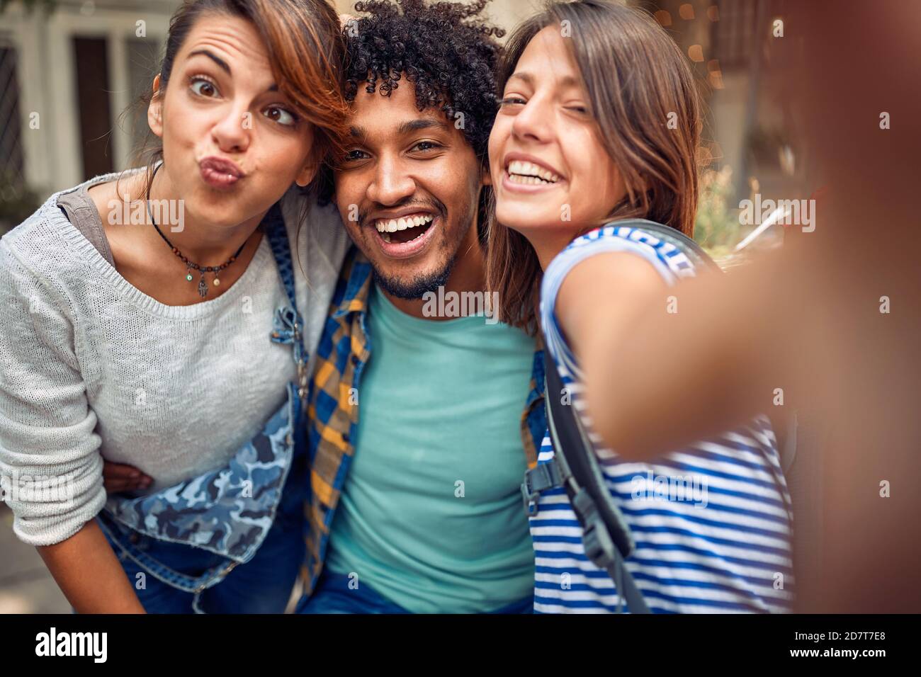 Freunde machen bei schönem Wetter ein lustiges Selfie im Hinterhof der Bar. Qualität Freundschaft Zeit zusammen Stockfoto