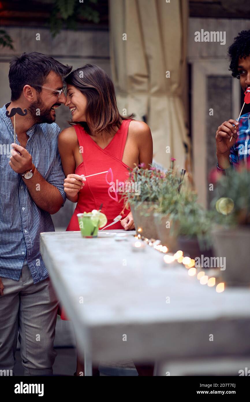 Ein verliebes Paar auf der Open-Air-Geburtstagsparty in einer schönen Sommerdämmerung. Qualität Freundschaft Zeit zusammen Stockfoto
