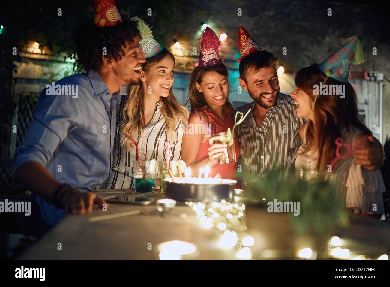 Der Geburtstagsfeier genießen mit Freunden auf Open-Air-Party an einem schönen Sommerabend. Qualität Freundschaft Zeit zusammen Stockfoto