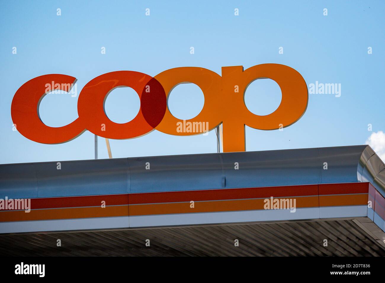 Vaduz, Liechtenstein, 16. August 2018:- das Logo der COOP-Gruppe an einer Tankstelle zwischen Vaduz und Schaan in Liechtenstein. Stockfoto