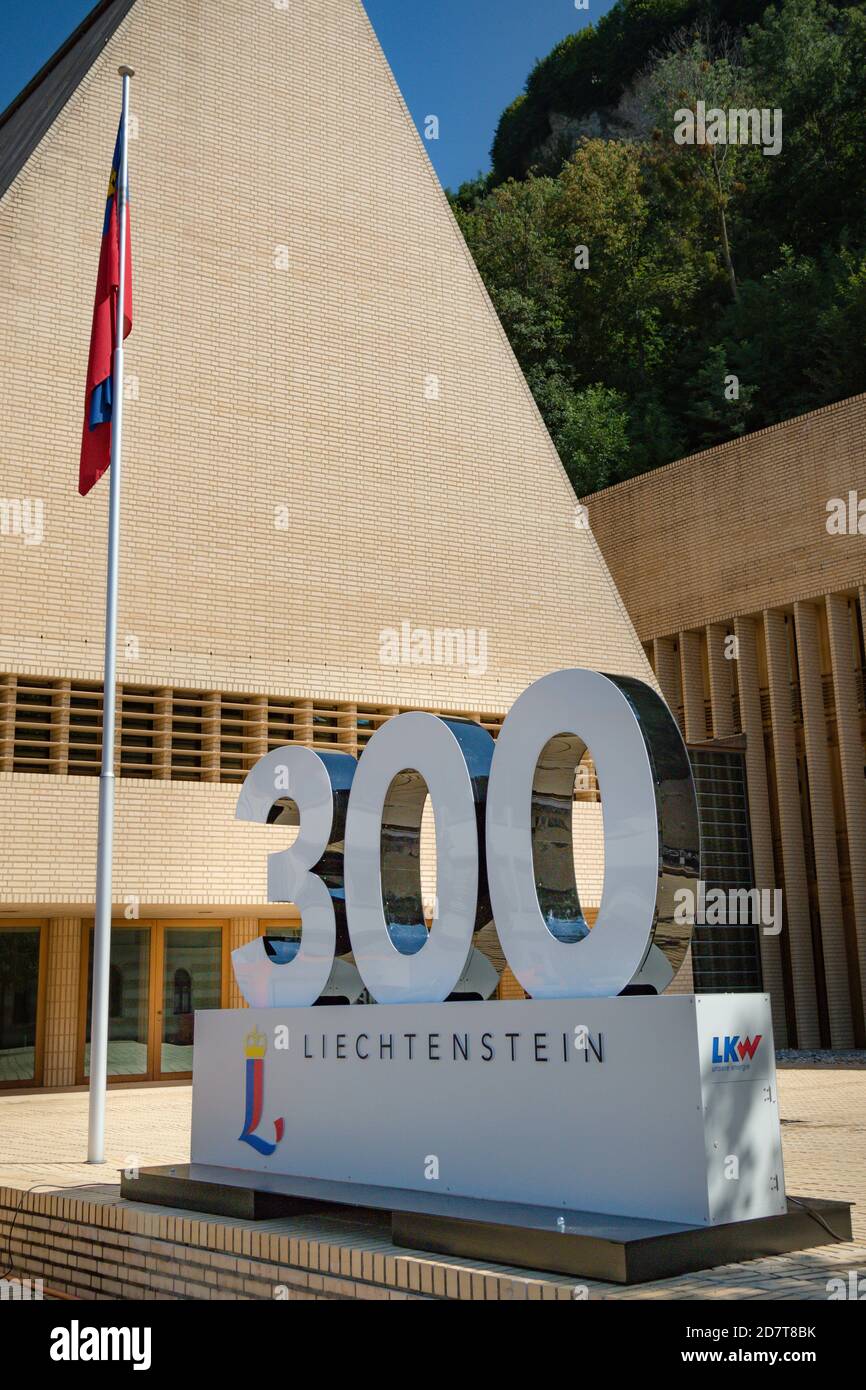 Vaduz, Liechtenstein, 16. August 2018:- EINE große 300 außerhalb des nationalen Parlaments in Vaduz, zu Ehren des Liechtensteinischen Nationaltages und 300 Jahren Stockfoto