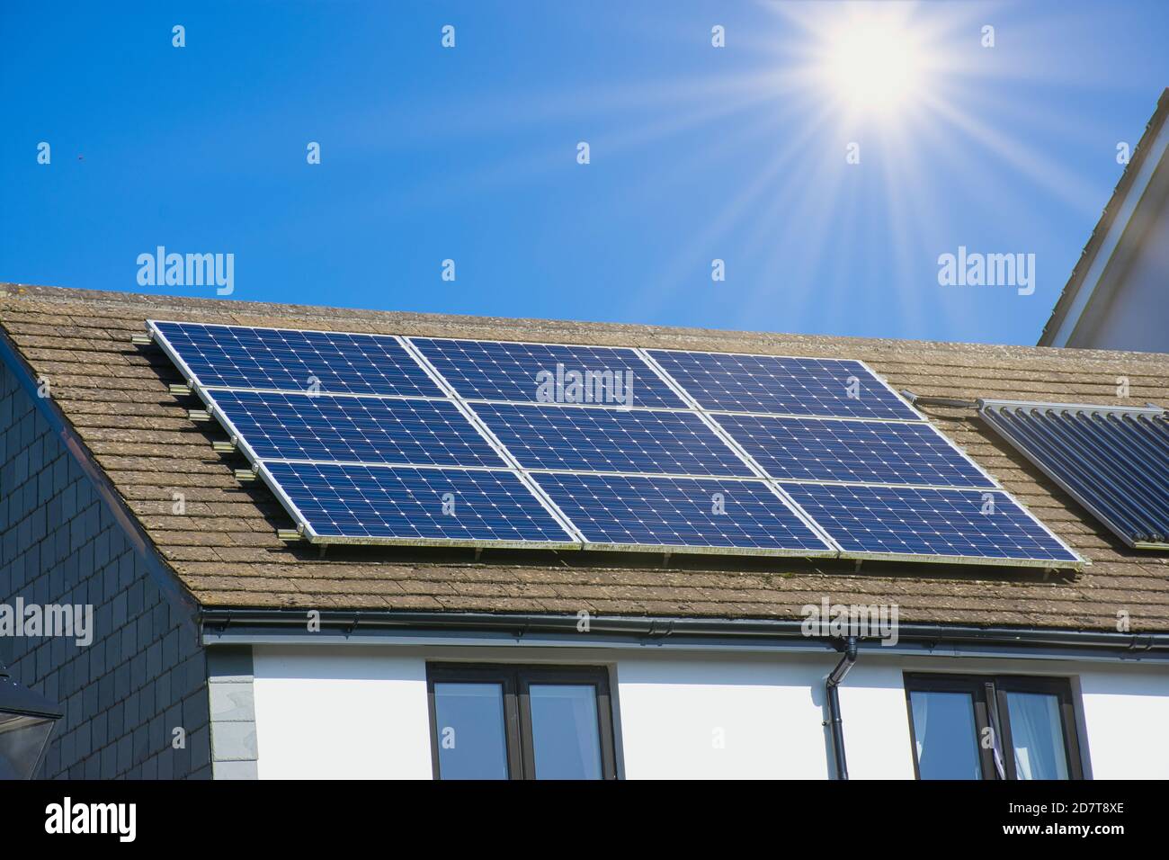 Photovoltaikanlage auf dem Dach eines Cornish Haus an einem sonnigen Tag - Solar Energie Konzept der nachhaltigen Ressourcen Stockfoto