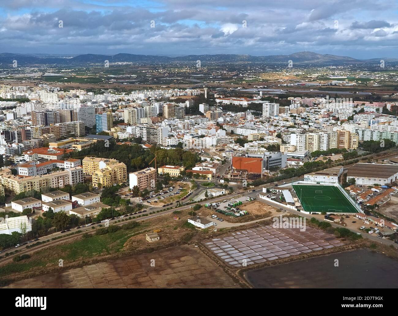 Luftaufnahme der Stadt Faro an der Algarve Portugal nähert sich dem Flughafen Stockfoto