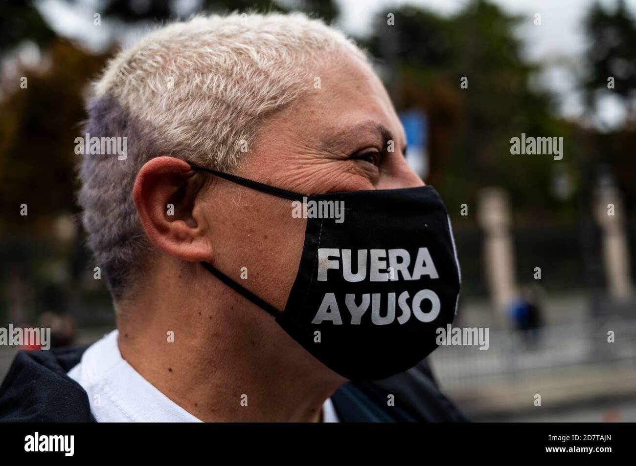 Madrid, Spanien. Oktober 2020. Ein Protestler, der eine Gesichtsmaske mit der Aufschrift "Go Away Ayuso" trug, während einer Demonstration zur Unterstützung des öffentlichen Gesundheitssystems und den Rücktritt der Regionalpräsidentin von Madrid Isabel Diaz Ayuso für die Bewältigung der Coronavirus-Krise forderte. Quelle: Marcos del Mazo/Alamy Live News Stockfoto