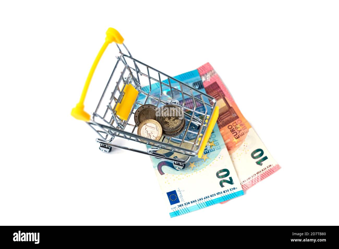 Kleiner Einkaufswagen gefüllt mit Euro-Bargeld und Münzen. Vier Münzen in gelber Einkaufskassewagen auf Hintergrund mit dreißig Euro. Konzept von Ausgaben und Shopping. Isoliert. Stockfoto