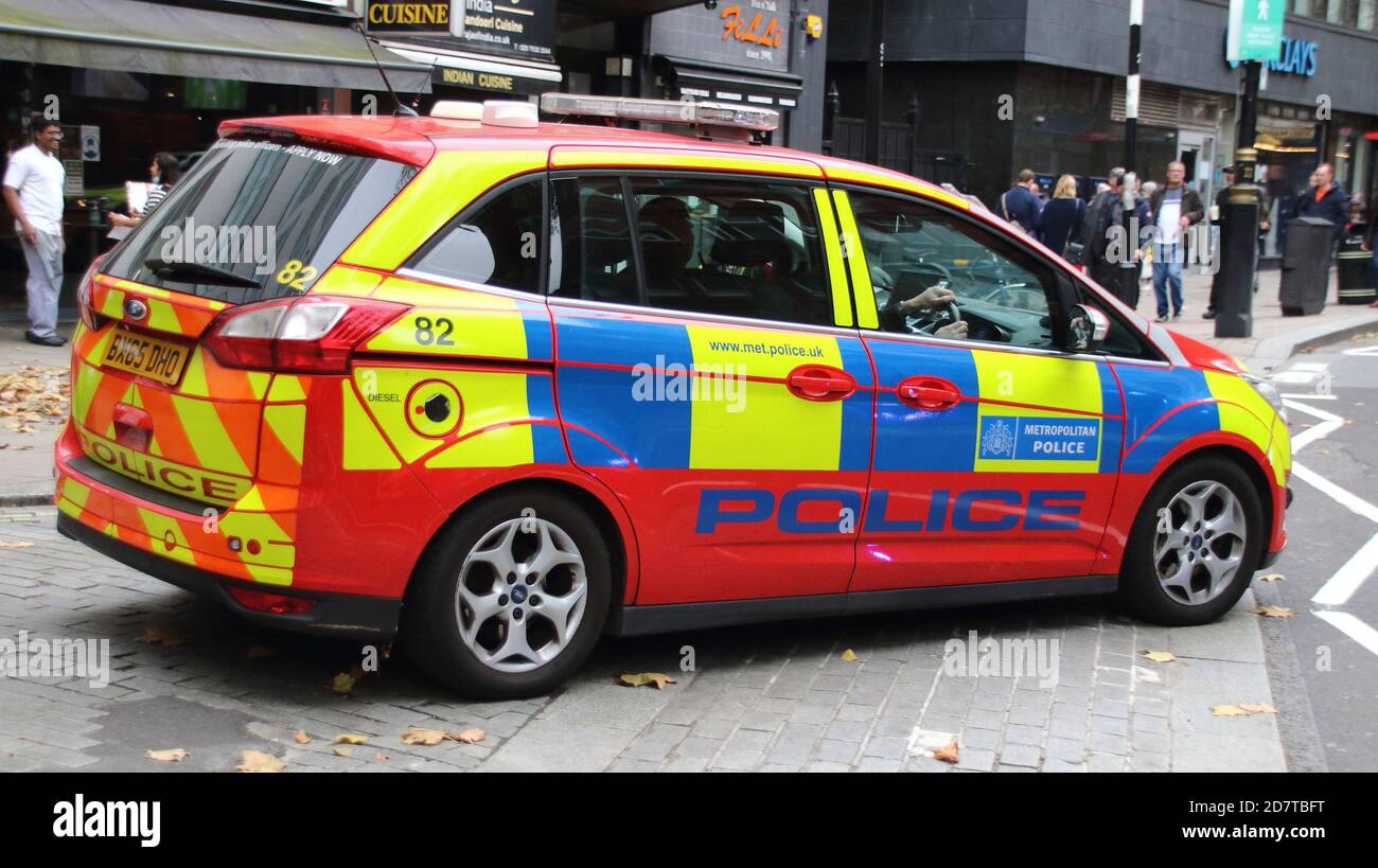 Ein Auto der Roten Polizei, Teil der Parlamentarischen und Diplomatischen Schutzgruppe (PADP) der Met – eine Einheit, die vor allem für die Sicherheit der diplomatischen Gemeinschaft Londons und des parlamentarischen Anwesens in Westminster sorgt.mit einer Reihe erwarteter Demonstrationen, die dieses Wochenende in der Hauptstadt stattfinden, Die Metropolitan Police mobilisierte Personal von allen Seiten. Territoriale Unterstützungsgruppe (TSG) die Met's Public Order Operating Unit, montierte Polizei, Motorräder und andere Fahrzeuge sowie eine große Anzahl von Offizieren zu Fuß. Stockfoto